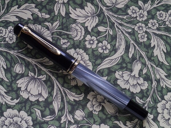 P1190255-3 Pelikan M200 old style grey marbled.jpg