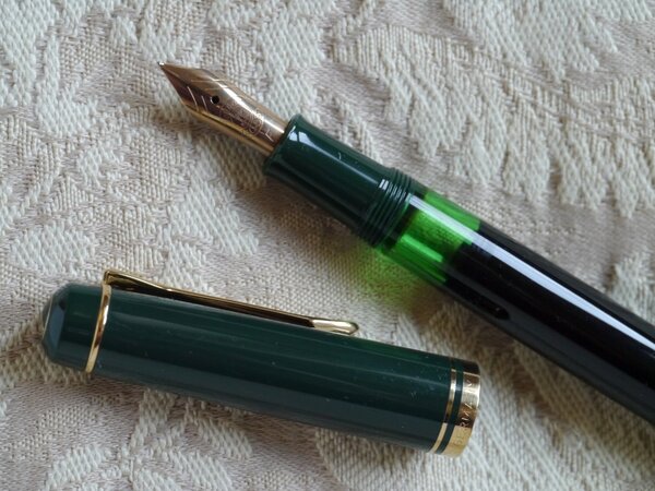 P1170171-3 Pelikan M250 black green.jpg