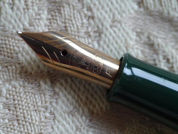 P1170172-3 Pelikan M250 black green.jpg