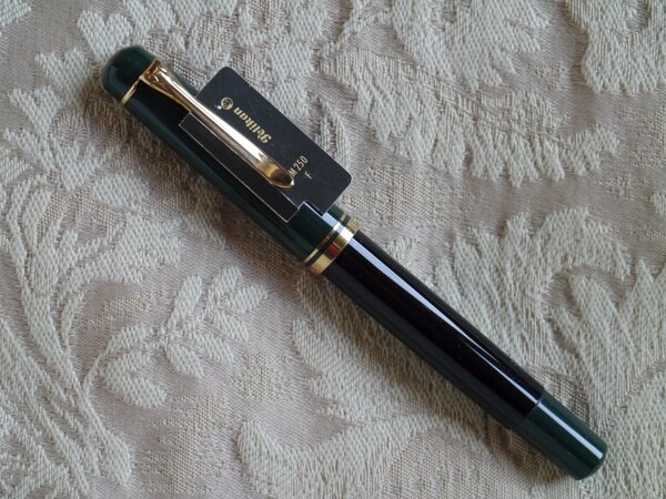 P1170168-3 Pelikan M250 green-black.JPG