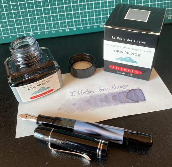 j herbin - gris nuage - ink bottle photo.jpg