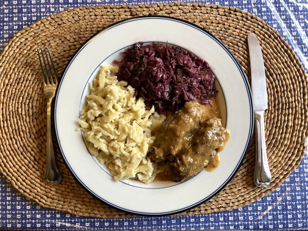 Rouladen-Rotkohl-Spaetzle.jpeg