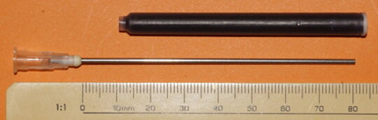 Long blunt syringe needle for flushing long ink cartridges