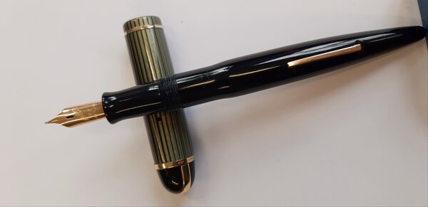 Eversharp Skyline black with green cap 02.jpg