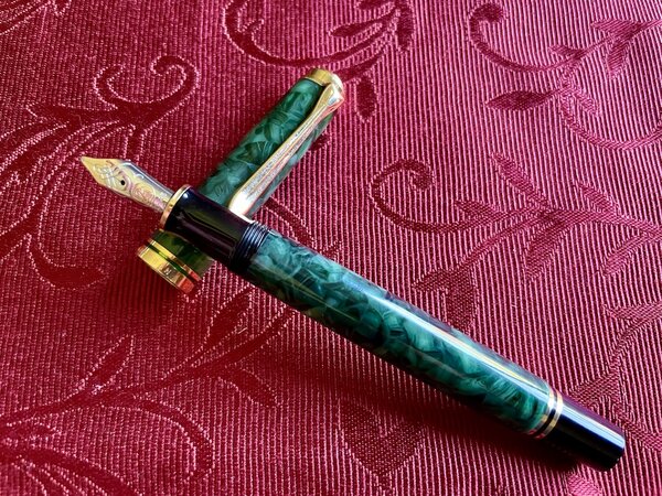 Pelikan M600 Green O'Green 2.jpg